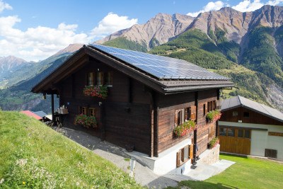 PV-Anlage auf dem Dach eines Chalets.