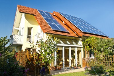 Neue Photovoltaikanlage auf dem Dach eines Einfamilienhauses.