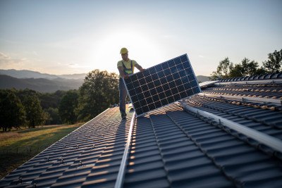 Solar-Panels werden bei Sonnenuntergang montiert.