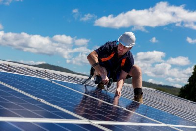 Photovoltaikanlage werden bei schönem Wetter installiert.