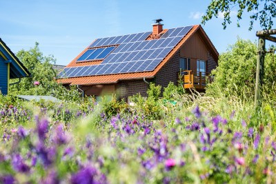 Schönes Einfamilienhaus mit einer schönen Solaranlage.